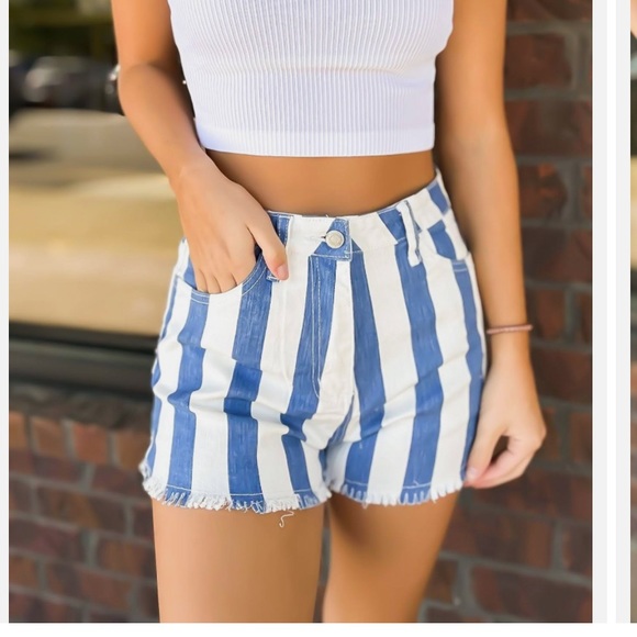 LIKE NEW Wisteria Lane Saylor High Waisted Stripe Denim Shorts - Picture 4 of 4